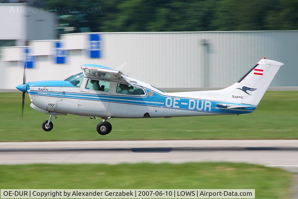 OE-DUR, Cessna T210M Turbo Centurion C/N 21063862, panning shot while landing on rwy 16