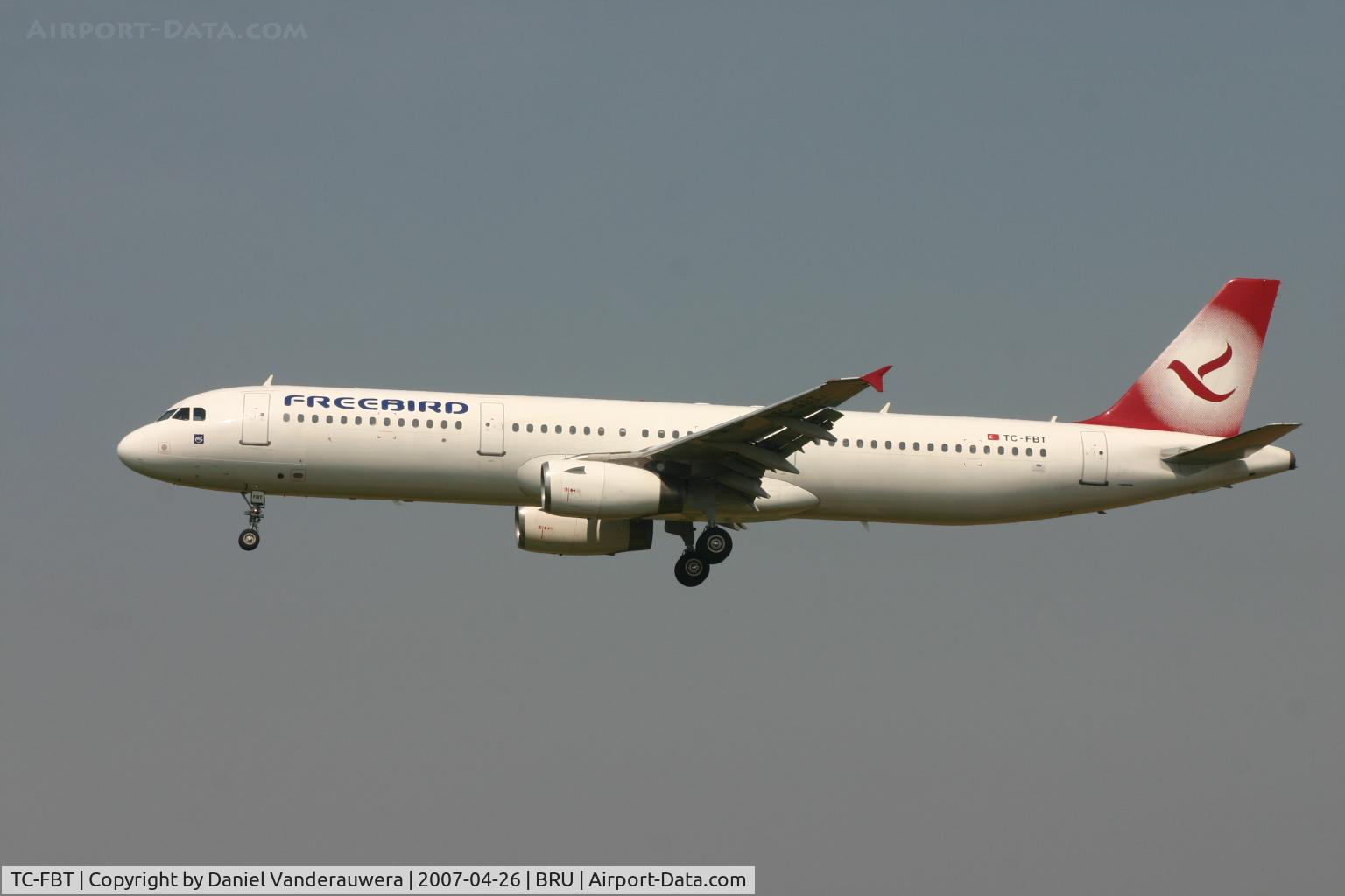 TC-FBT, 1998 Airbus A321-131 C/N 855, descending to rwy 25L