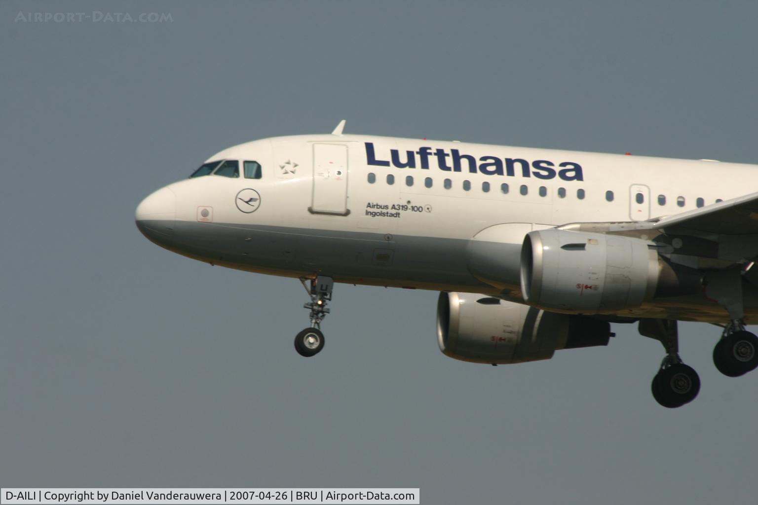 D-AILI, 1997 Airbus A319-114 C/N 651, descending to rwy 25L