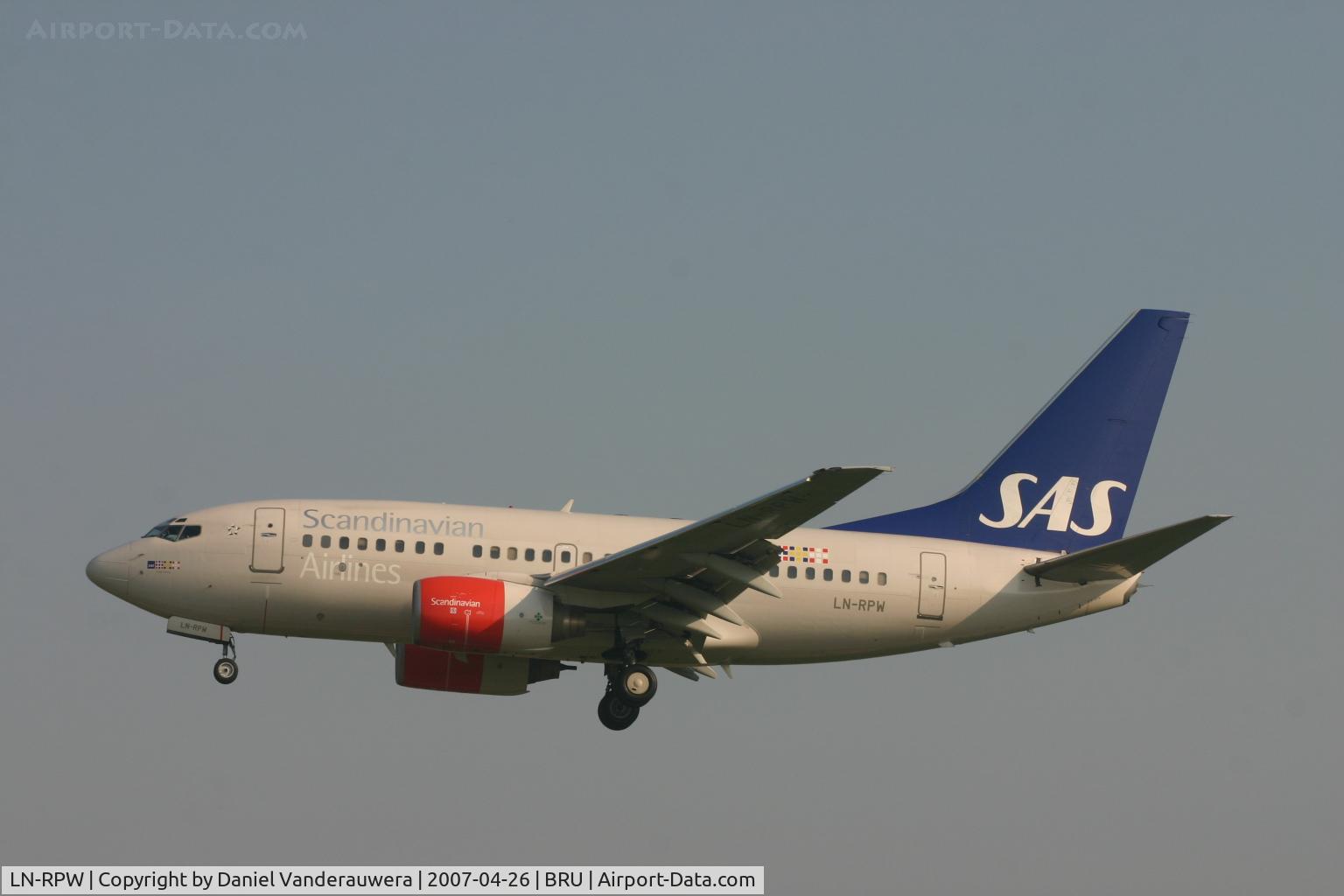 LN-RPW, 1999 Boeing 737-683 C/N 28289, arrival of flight SK589 on rwy 25L