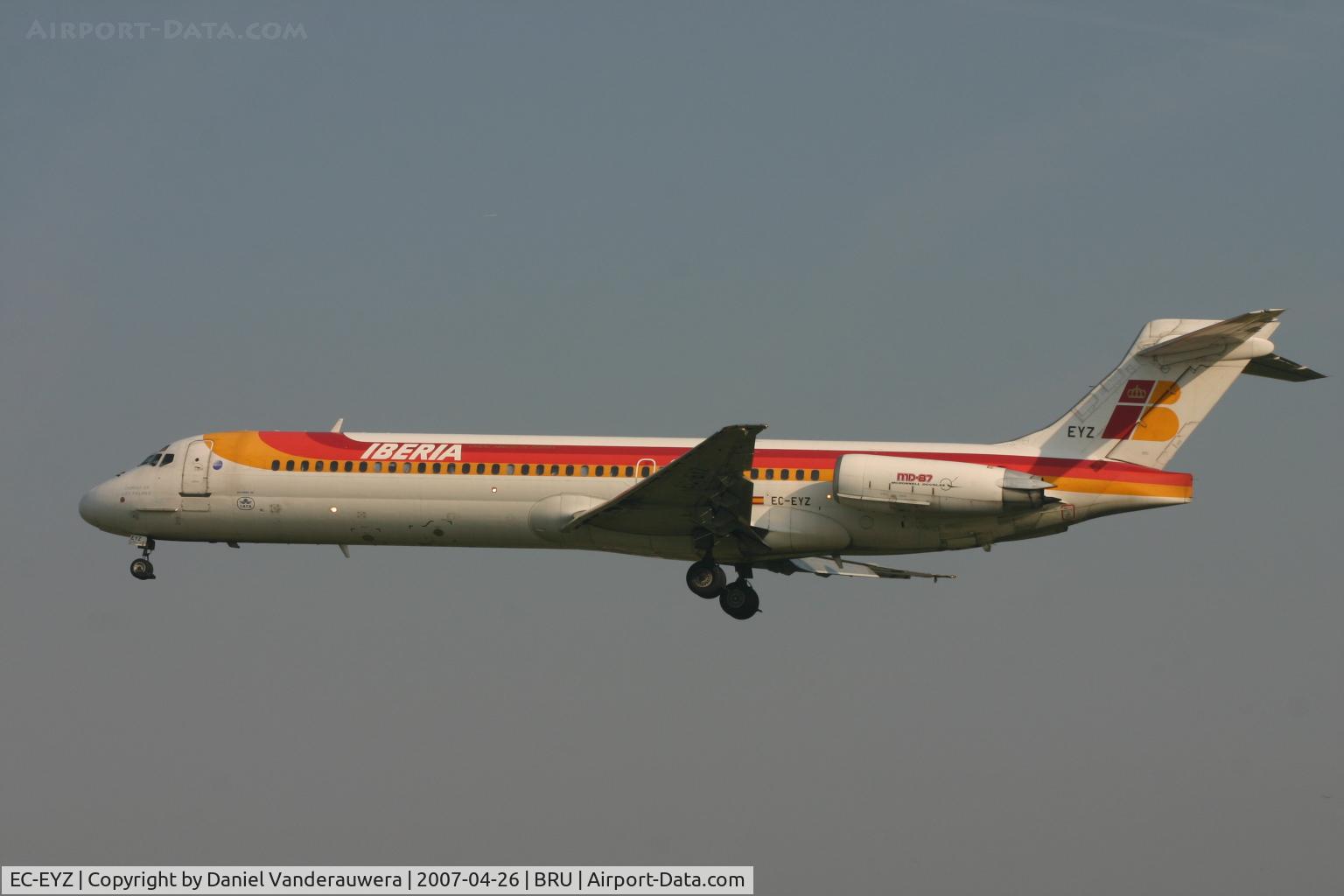EC-EYZ, 1990 McDonnell Douglas MD-87 (DC-9-87) C/N 49841, arrival of flight IB3216 on rwy 25L