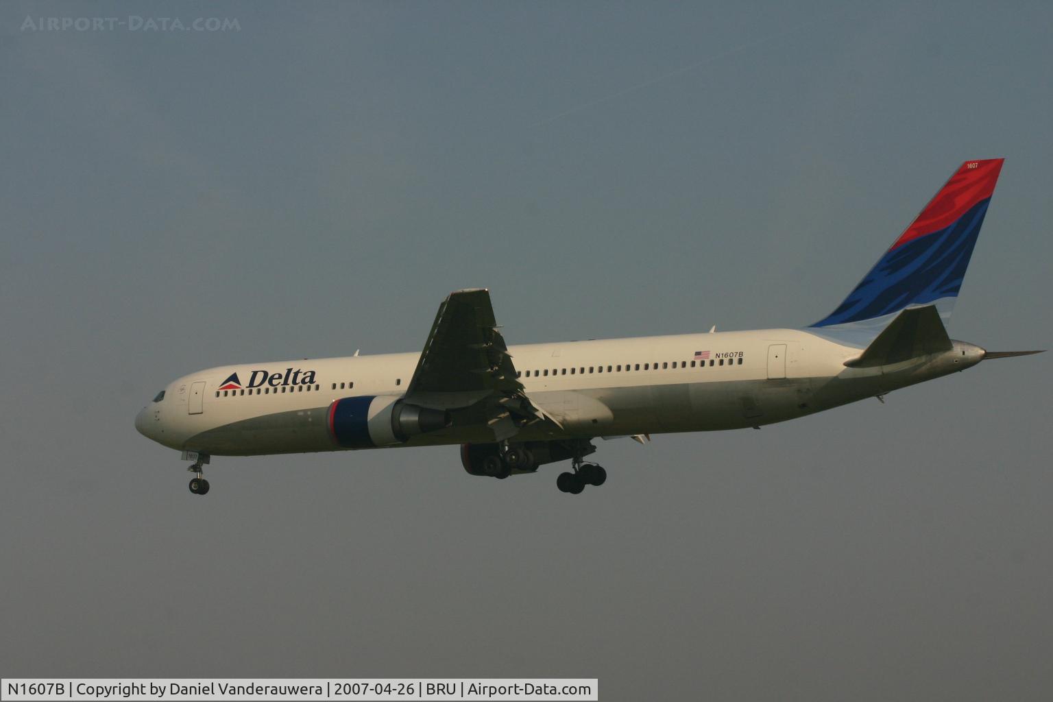 N1607B, 2000 Boeing 767-332 C/N 30388, shortly before landing on rwy 25L