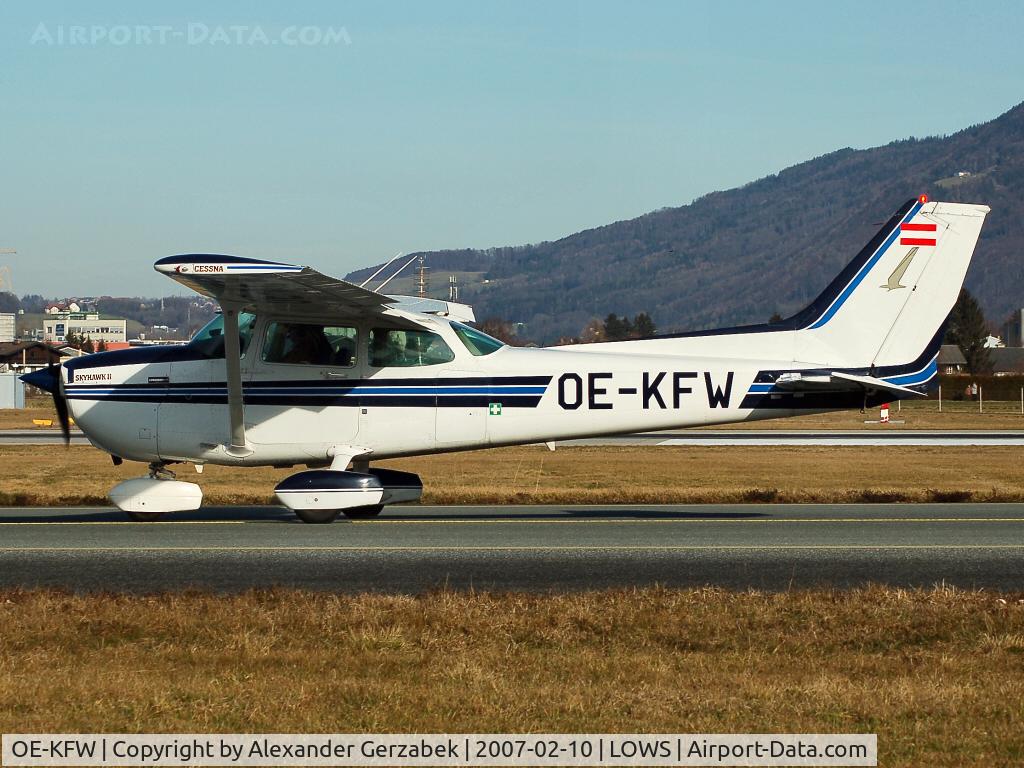 OE-KFW, Cessna 172 P C/N 17275823, taxiing rwy 16