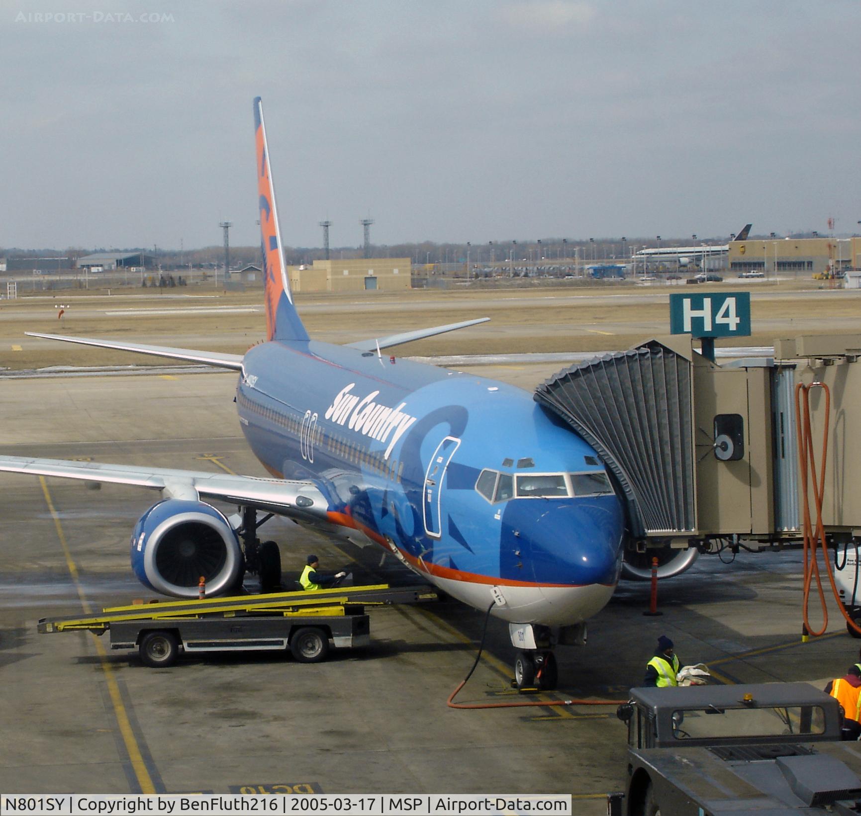 N801SY, 2001 Boeing 737-8Q8 C/N 30332, Getting reay to operate Sun Country Flight #371 from Minneapolis to Tampa.