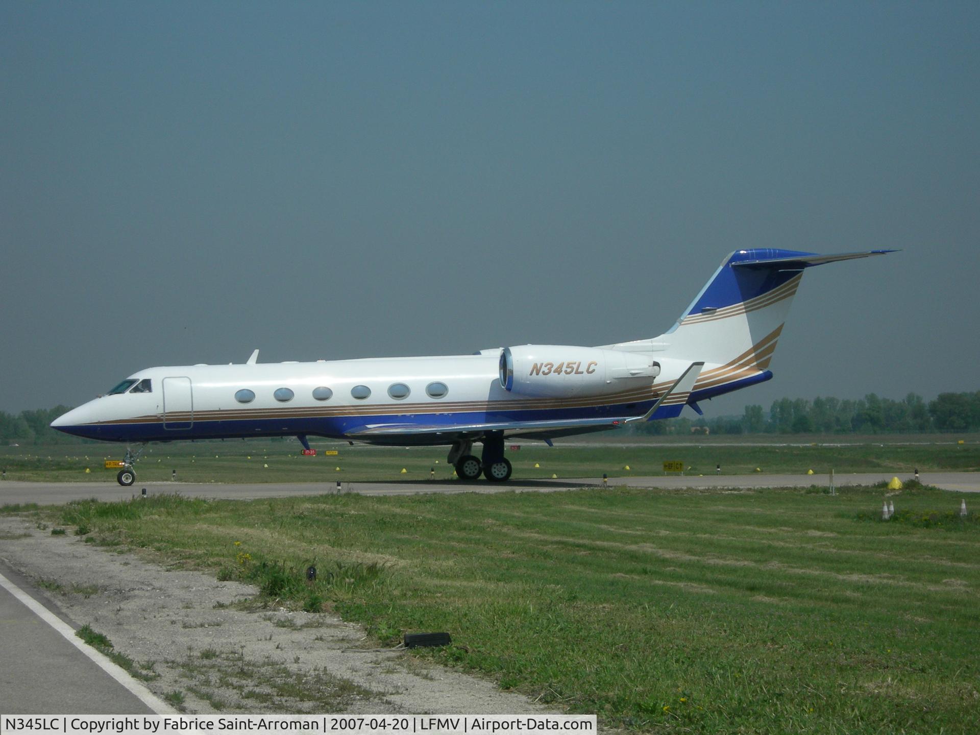 N345LC, 2007 Gulfstream Aerospace GV-SP (G550) C/N 5145, vacating the runway in Avignon
