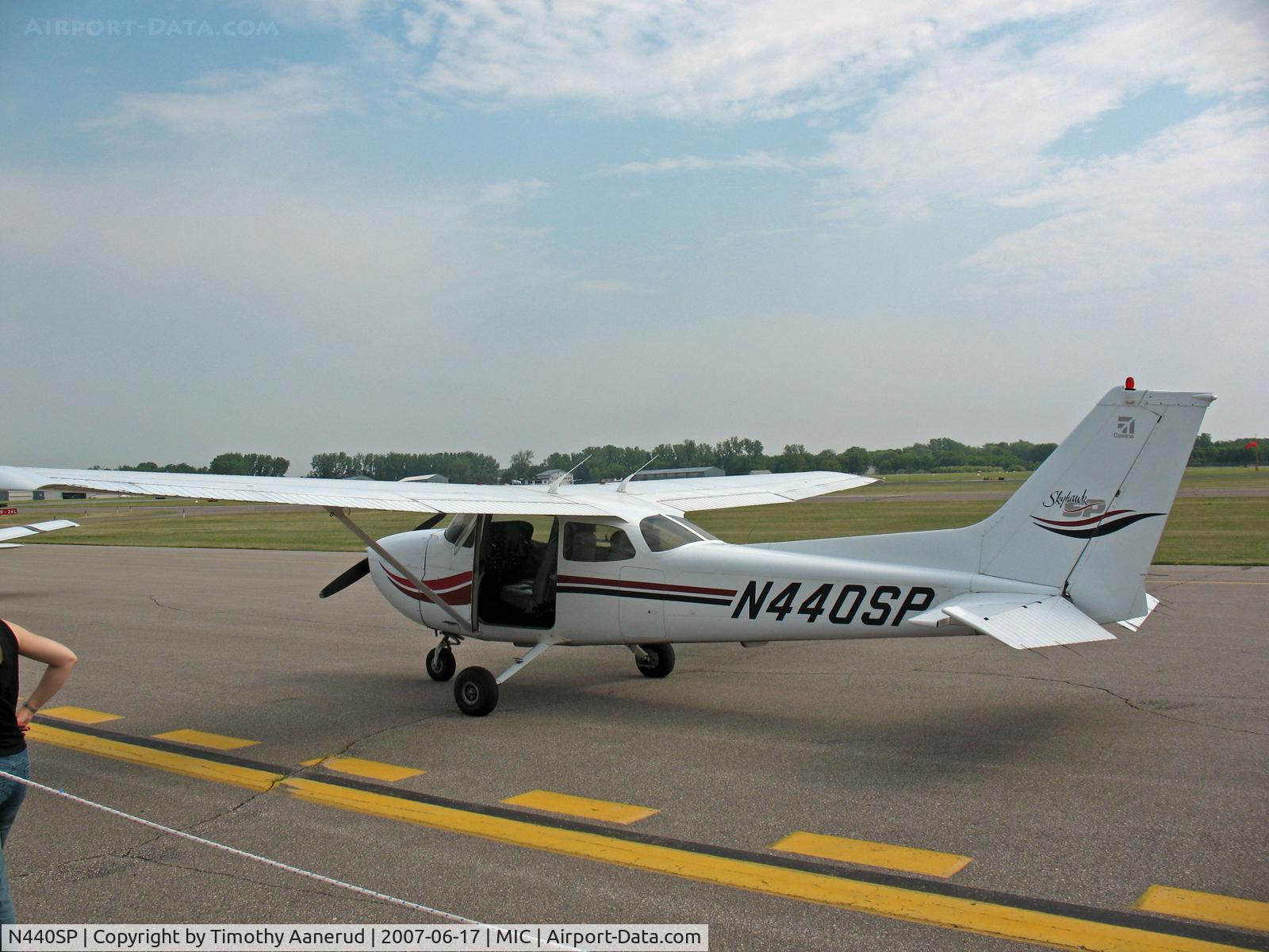 N440SP, 2000 Cessna 172S C/N 172S8357, Giving Rides at the Crystal Airport Open House & Fly-In