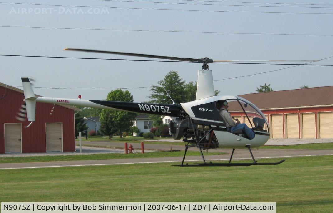 N9075Z, 1982 Robinson R22 C/N 0253, Father's Day fly-in at Beach City, OH