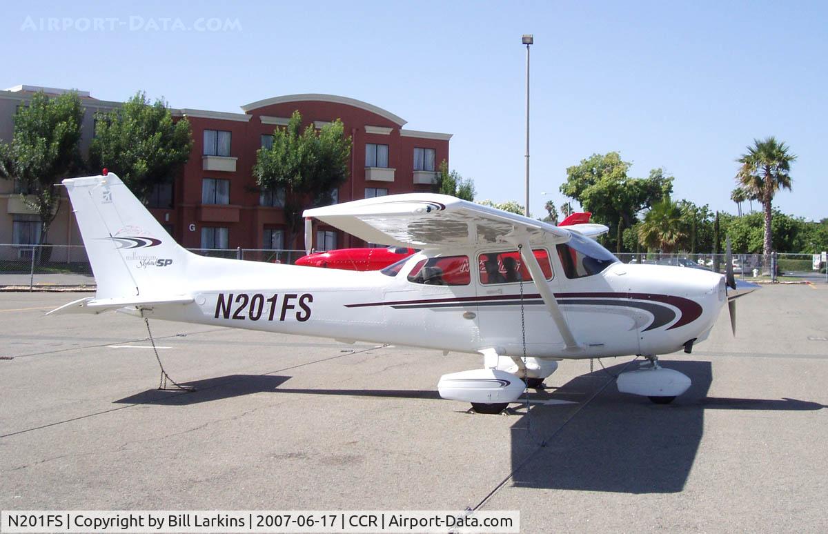 N201FS, 2000 Cessna 172S C/N 172S8453, Visitor by the hotel