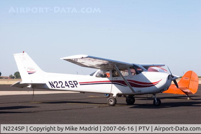 N224SP, 1999 Cessna 172S C/N 172S8220, On the ramp