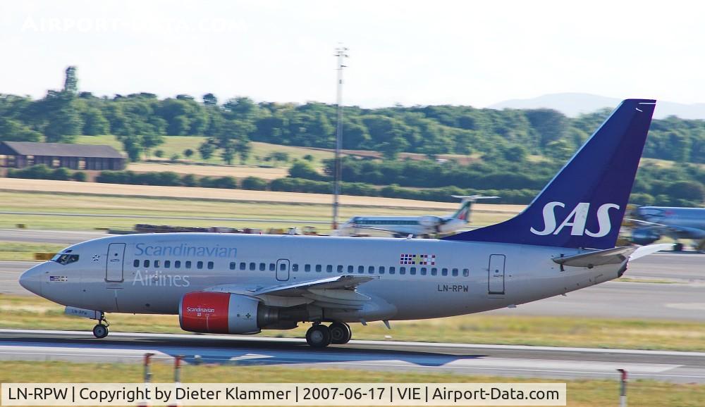 LN-RPW, 1999 Boeing 737-683 C/N 28289, SAS  Boeing 737 landing on RWY 16