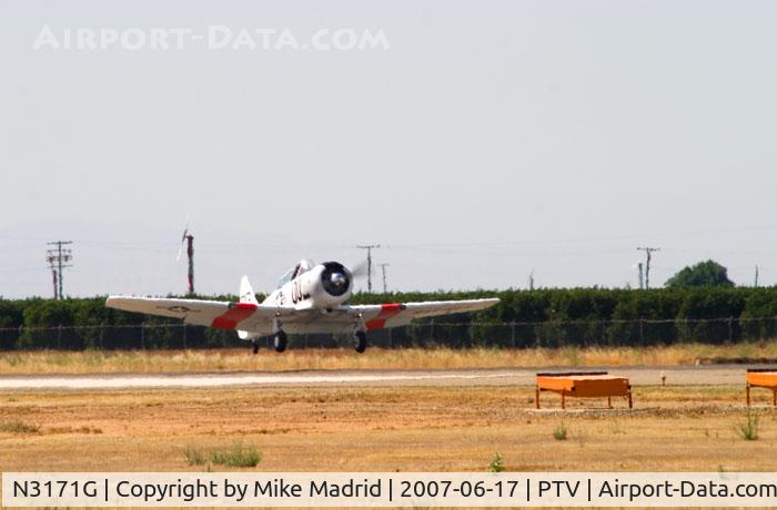 N3171G, 1959 North American AT-6G Texan C/N 168-404 (49-3300), Touching down