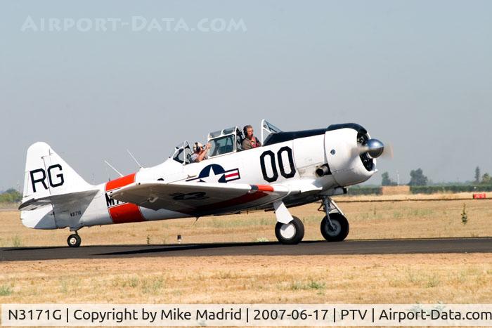 N3171G, 1959 North American AT-6G Texan C/N 168-404 (49-3300), Down and clear