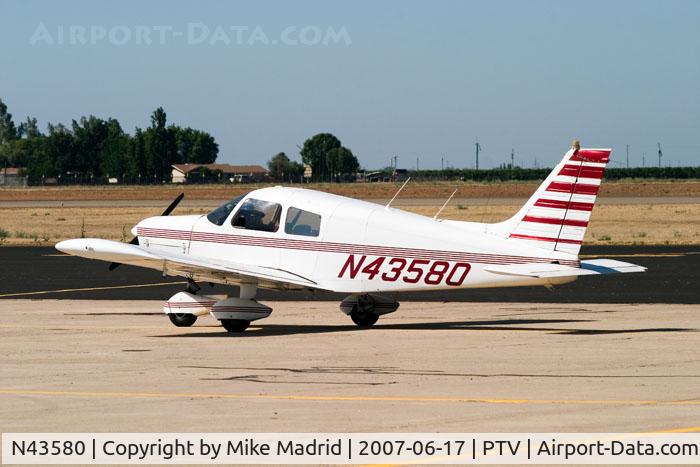 N43580, 1974 Piper PA-28-140 C/N 28-7425379, On the ramp