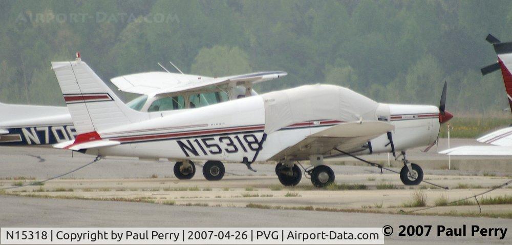 N15318, 1972 Piper PA-28-140 C/N 28-7325036, Covered and waiting