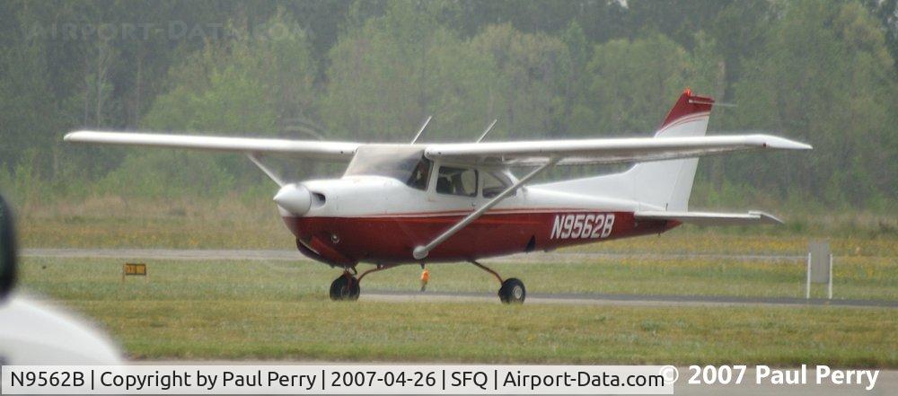 N9562B, 1981 Cessna 172RG Cutlass RG C/N 172RG0882, Just slipping into Suffolk on a poor weather day