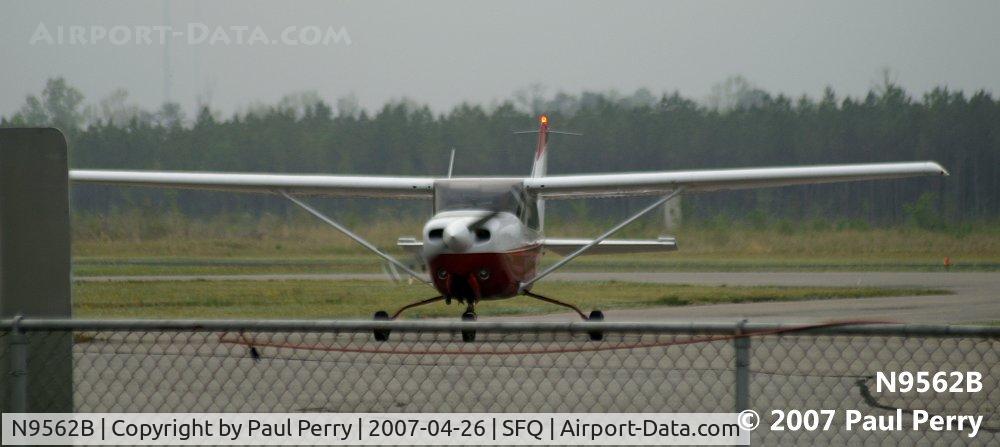 N9562B, 1981 Cessna 172RG Cutlass RG C/N 172RG0882, Taxiing in, headed for some fuel