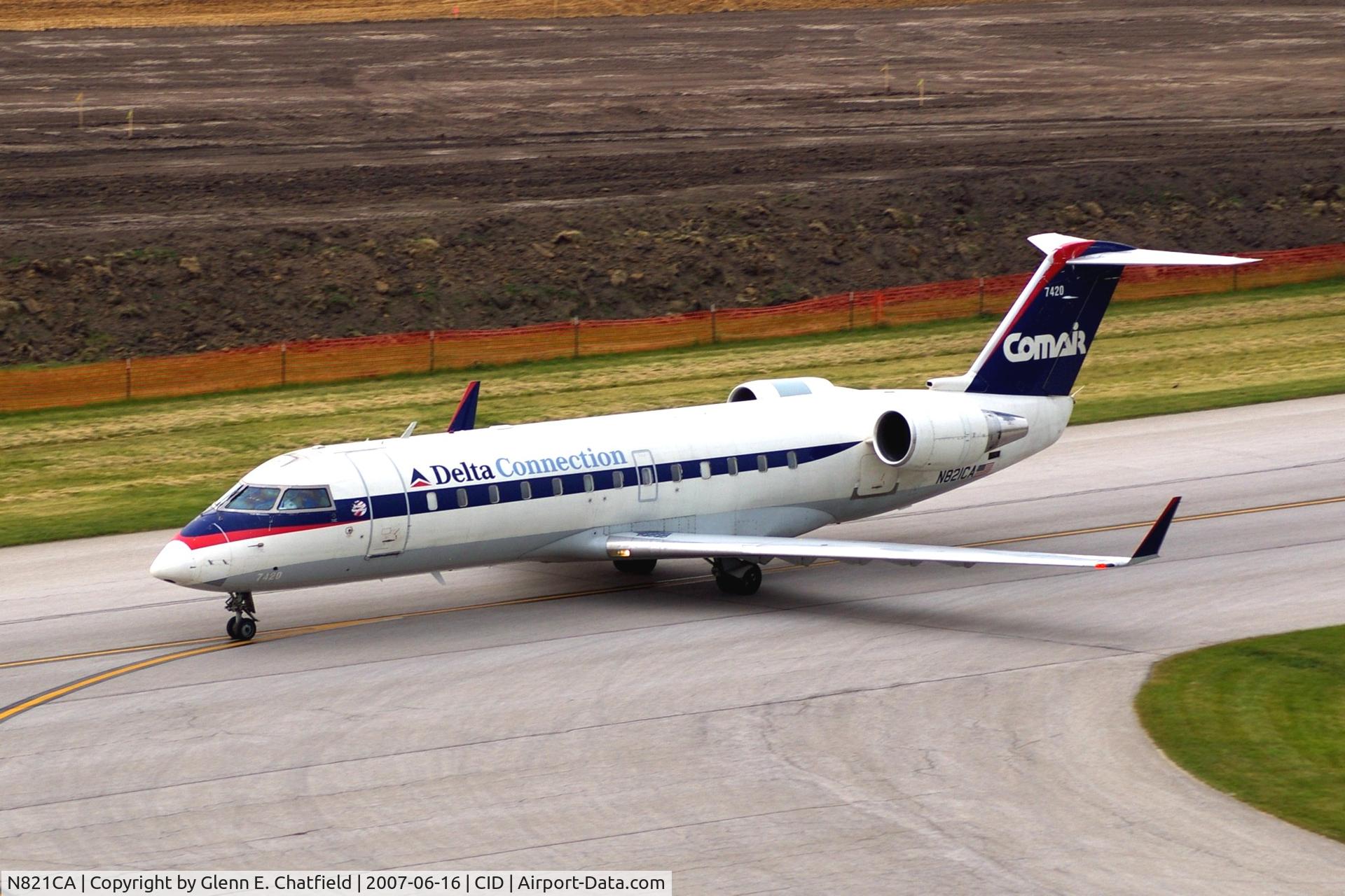 N821CA, 2000 Bombardier CRJ-100ER (CL-600-2B19) C/N 7420, Taxiing to the gate