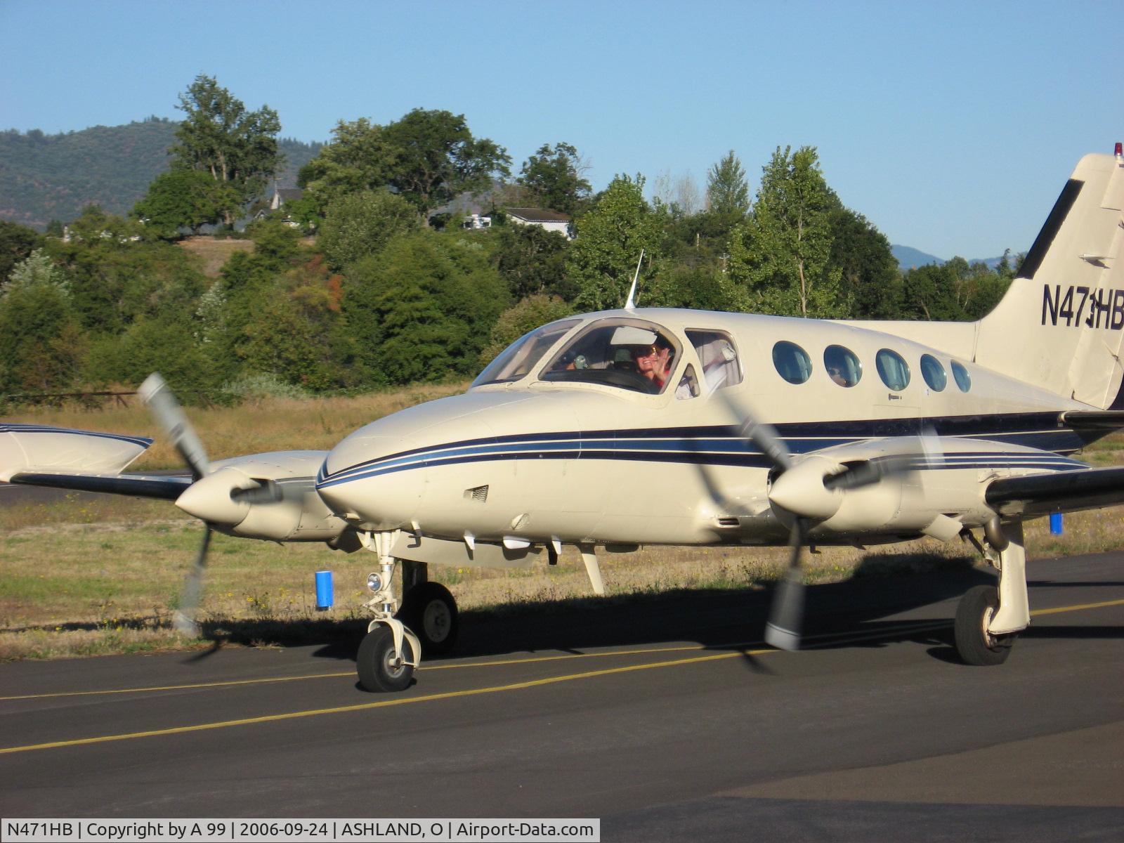 N471HB, 1977 Cessna 414 Chancellor C/N 414-0923, Taxiing out in Ashland, OR