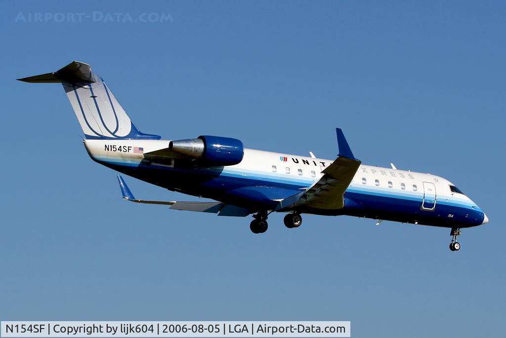 N154SF, 1996 Canadair CRJ-200LR (CL-600-2B19) C/N 7154, Short final Runway 4