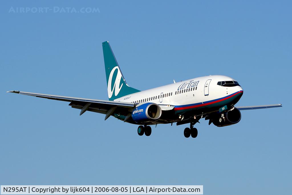 N295AT, 2006 Boeing 737-76N C/N 32677, Before winglet install.