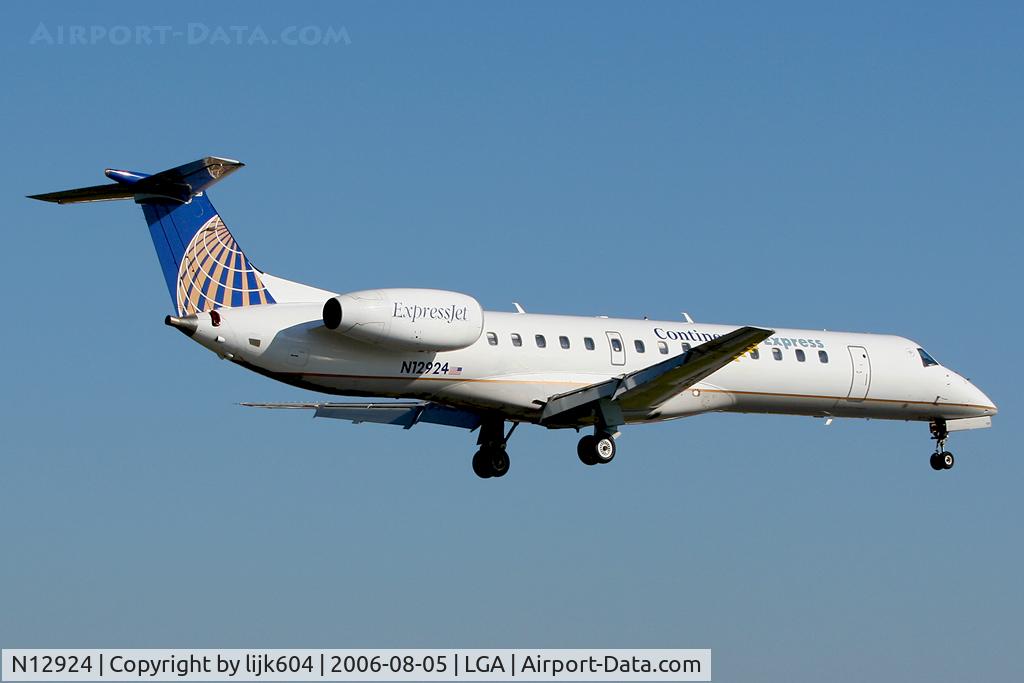 N12924, 2000 Embraer ERJ-145LR (EMB-145LR) C/N 145311, Short final Runway 4. From Planeview Park