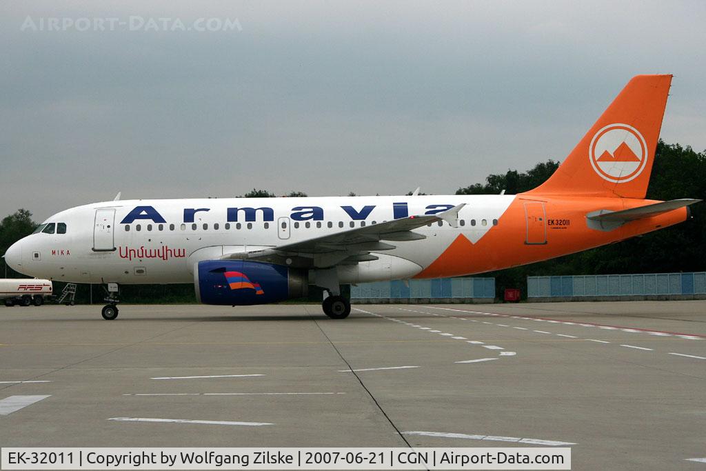 EK-32011, 2004 Airbus A319-132 C/N 2277, visitor