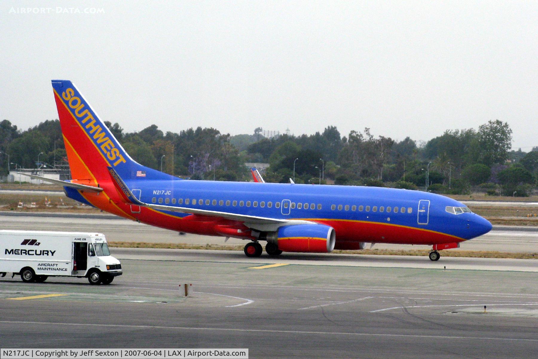 N217JC, 2005 Boeing 737-7H4 C/N 34232, Taxiing at LAX