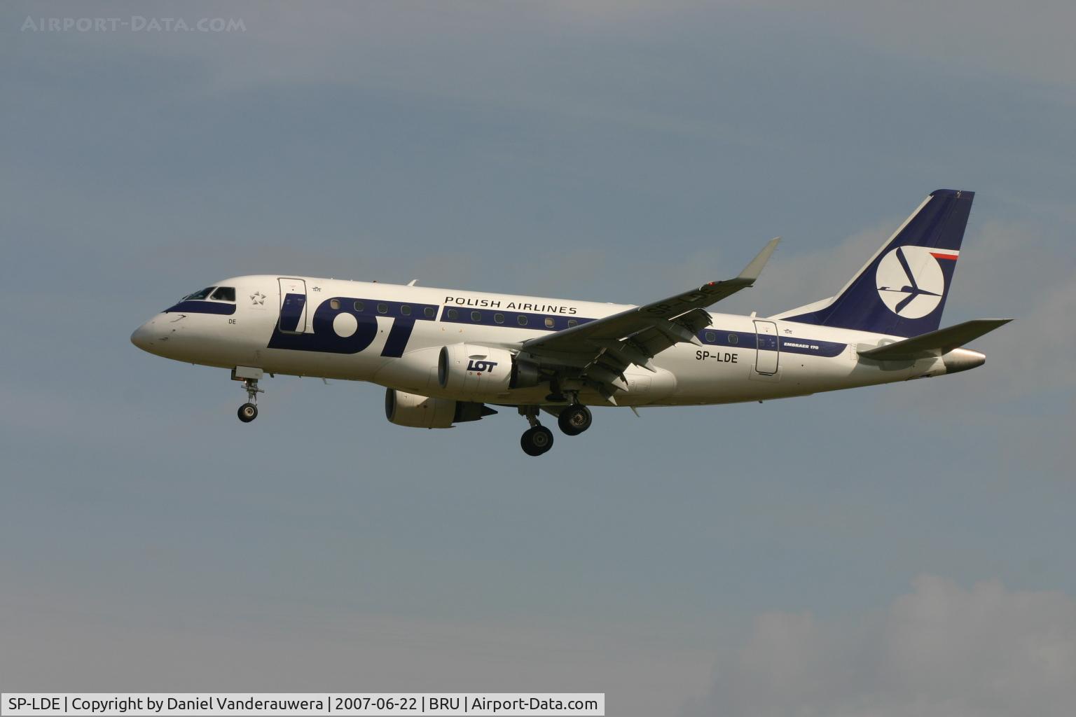 SP-LDE, 2004 Embraer 170ST (ERJ-170-100ST) C/N 17000029, flight LO235 is descending to rwy 25L