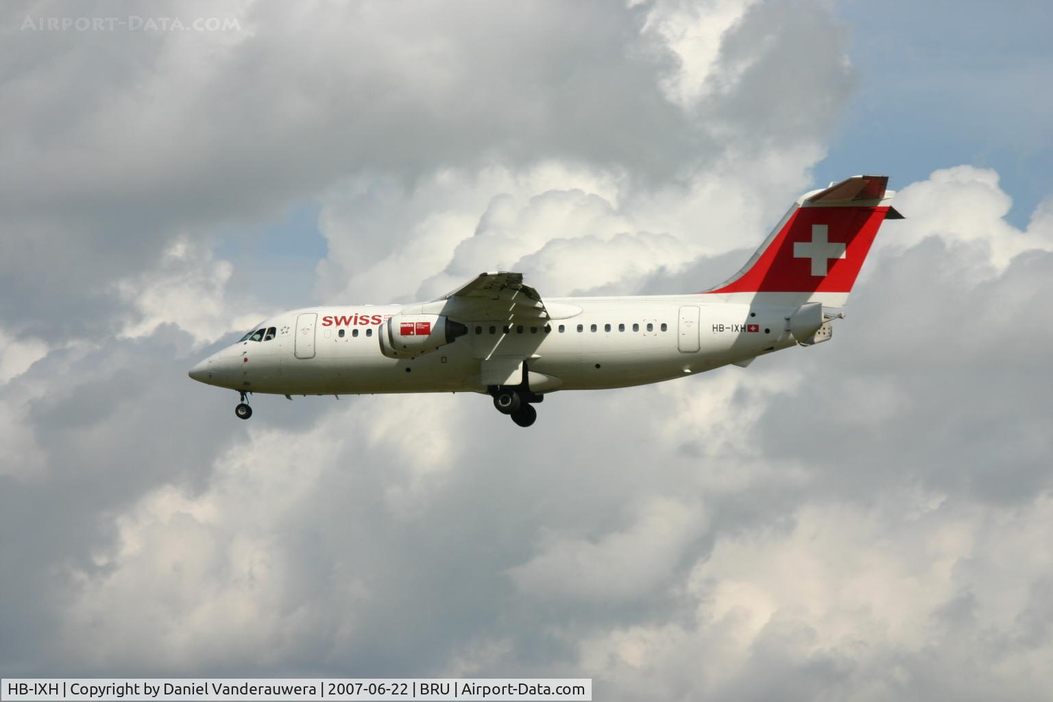 HB-IXH, 1993 British Aerospace Avro 146-RJ85 C/N E.2233, flight LX778 is descending to rwy 25L