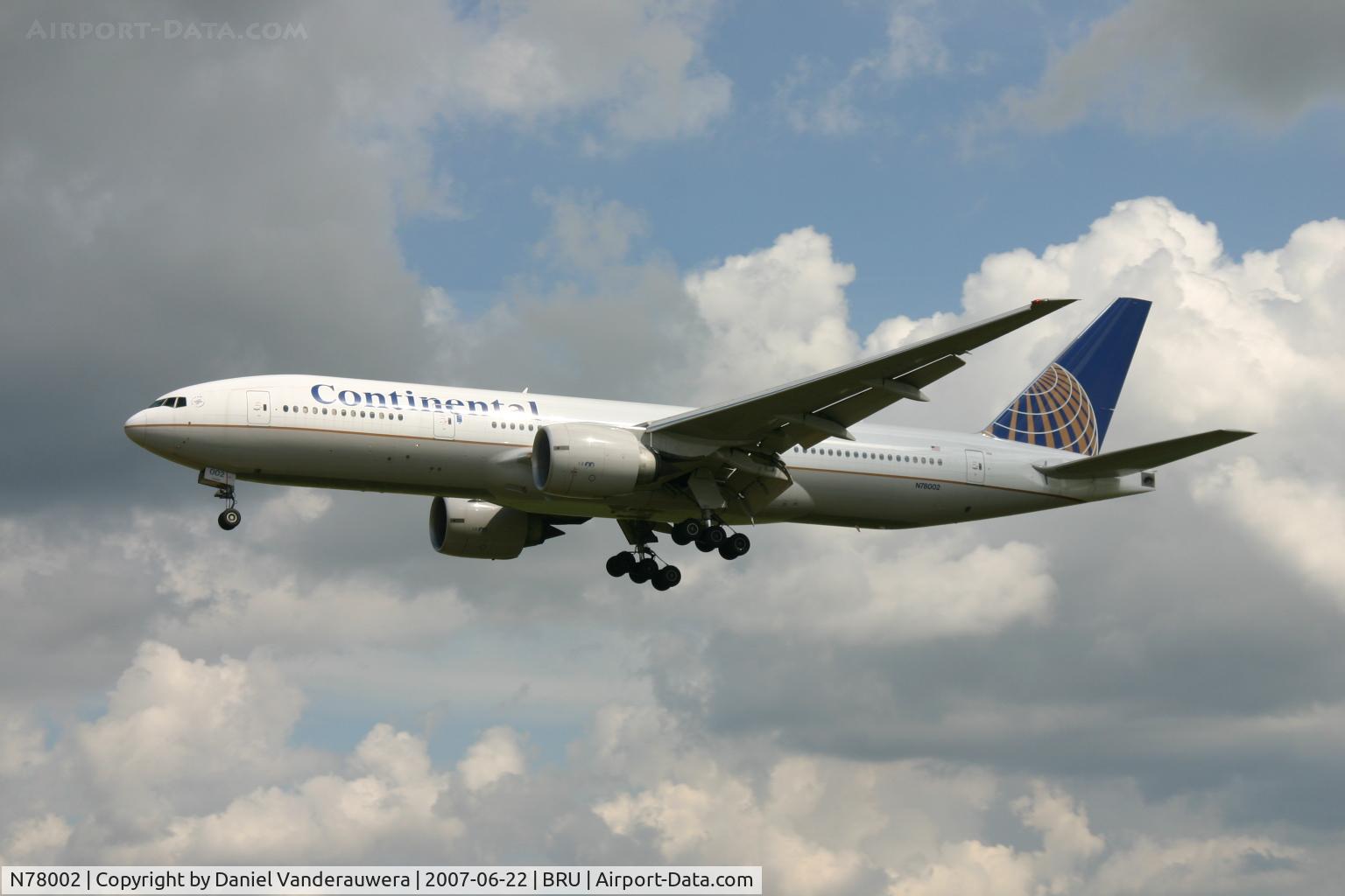 N78002, 1998 Boeing 777-224 C/N 27578, arrival of flight CO 060 - cloudy day -