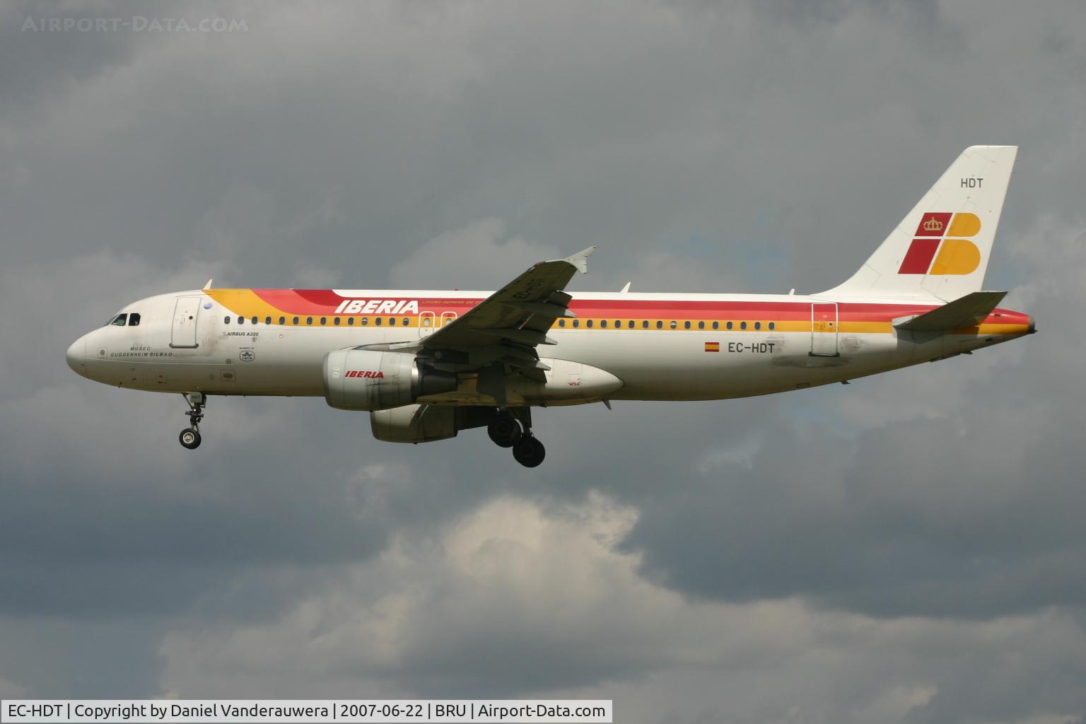 EC-HDT, 1999 Airbus A320-214 C/N 1119, flight IB4220 is descending to rwy 25L