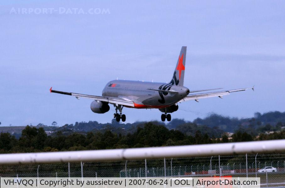 VH-VQQ, 2000 Airbus A320-232 C/N 2537, Touching down at Coolangatta Australia