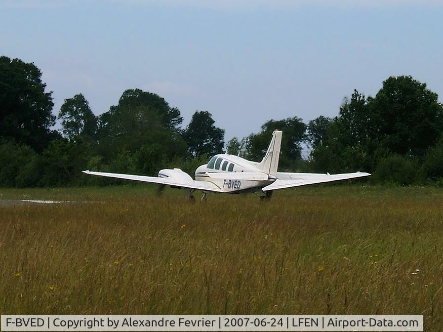F-BVED, Beech 58 Baron C/N TH-443, Ready for take-off runway 22 at Tours-Sorigny (LFEN)