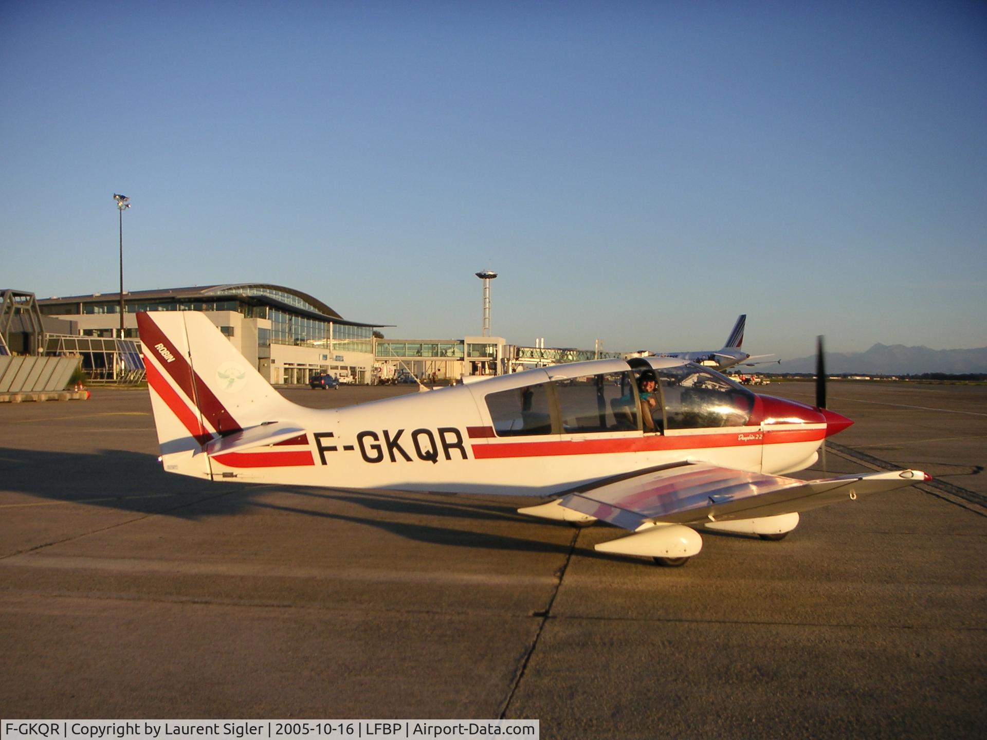 F-GKQR, Robin DR-400-120 C/N 2062, An evening in Pau-Pyrénées Airport (LFBP)