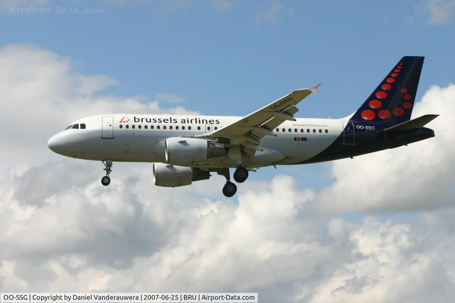 OO-SSG, 2000 Airbus A319-112 C/N 1160, descending to rwy 25L