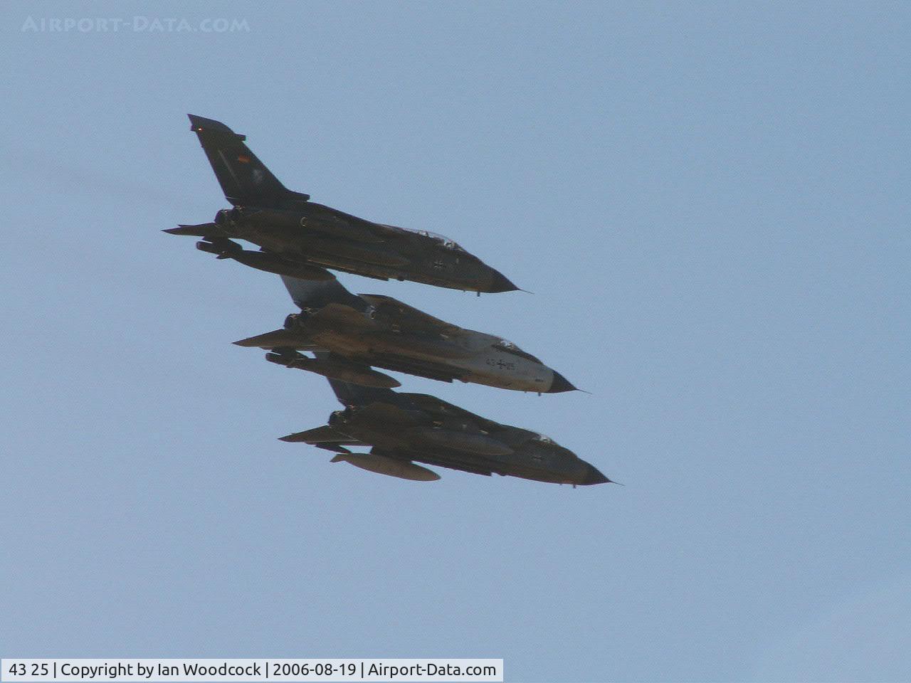 43 25, Panavia Tornado IDS C/N 062/GS008/4025, BAe/Panavia Tornado IDS/Laage Show (in amongst a 3 ship)