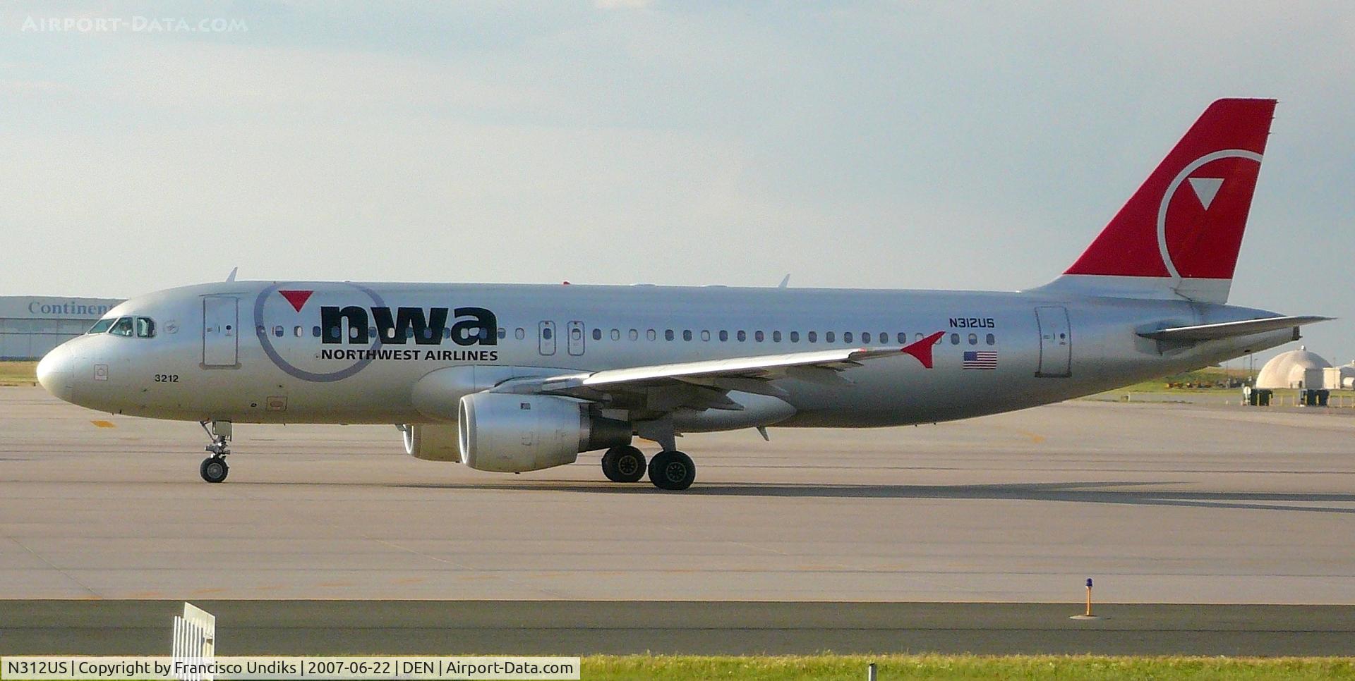 N312US, 1990 Airbus A320-211 C/N 152, Taxiing on Bravo November westbound