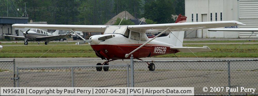 N9562B, 1981 Cessna 172RG Cutlass RG C/N 172RG0882, Here she sits, nearer the Admin building