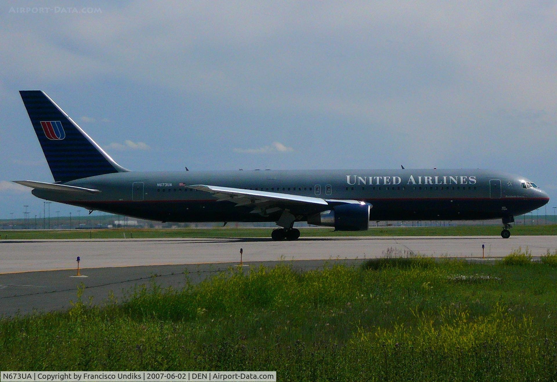 N673UA, 2000 Boeing 767-322 C/N 29241, Taxiing on Alpha November