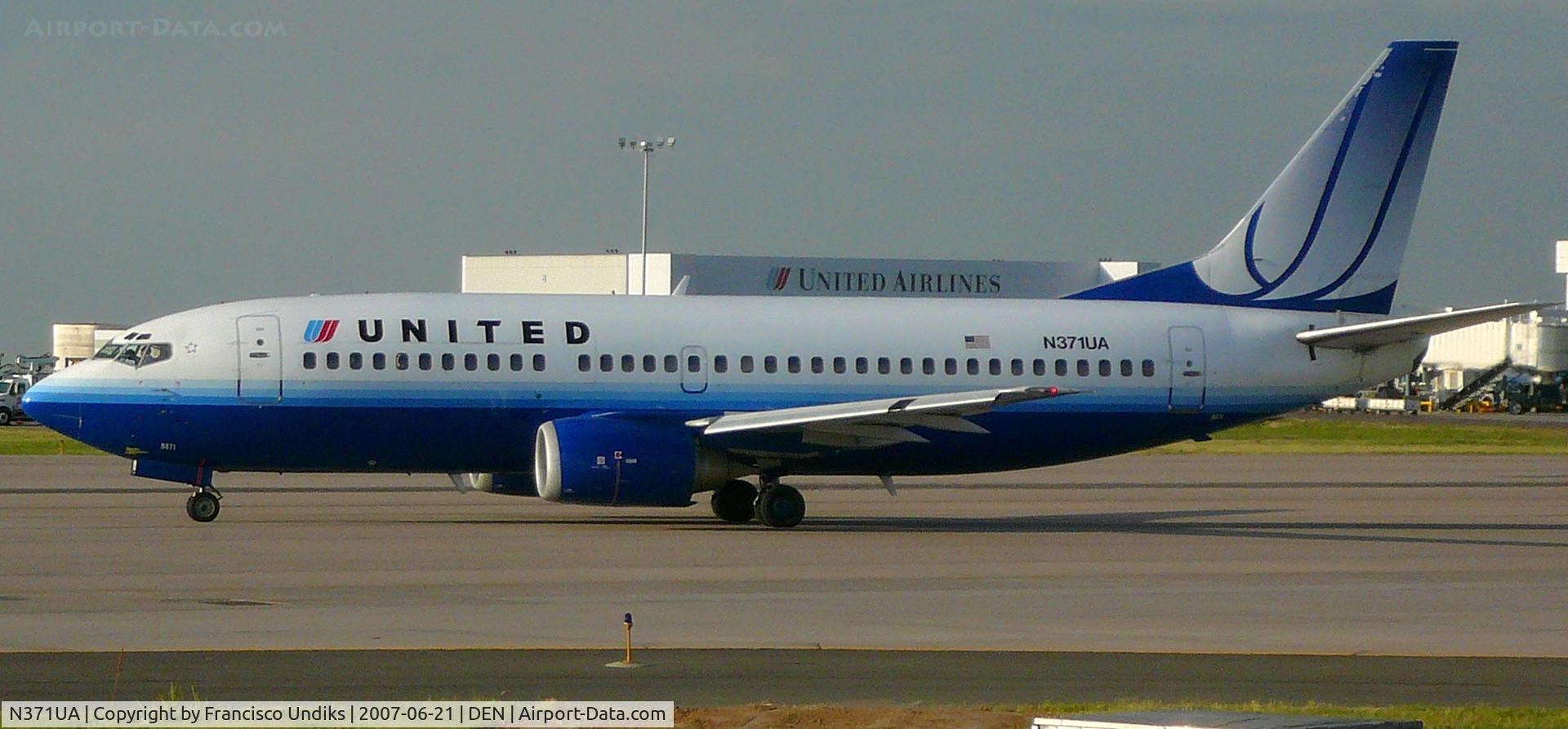 N371UA, 1989 Boeing 737-322 C/N 24540, Taxiing on Bravo November westbound