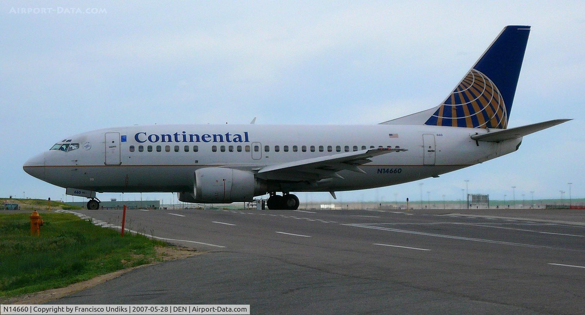 N14660, 1998 Boeing 737-524 C/N 28921, Taxiing on Bravo November eastbound crossing VSR