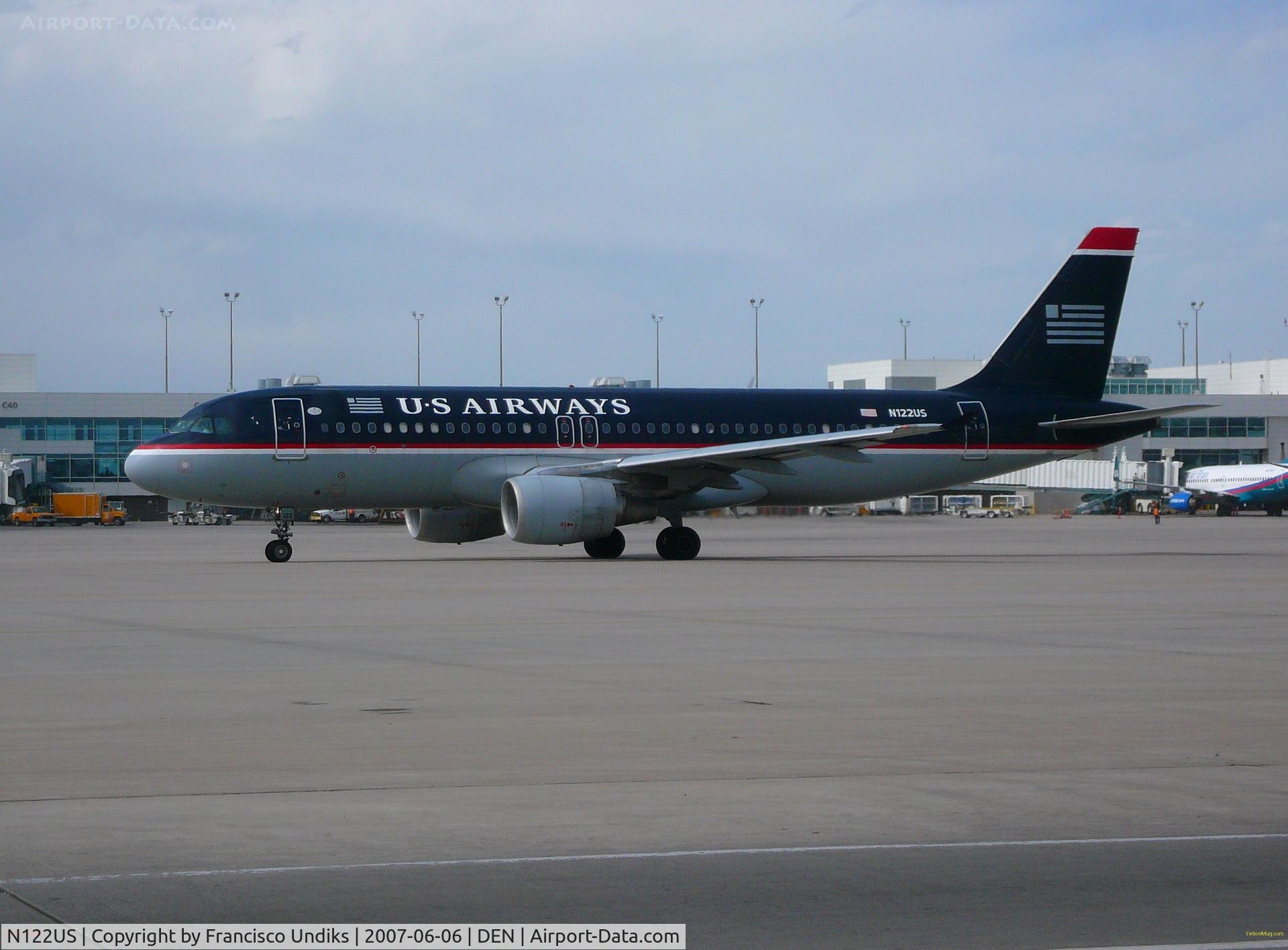 N122US, 2000 Airbus A320-214 C/N 1298, Taxiing on Bravo November westbound for C30.