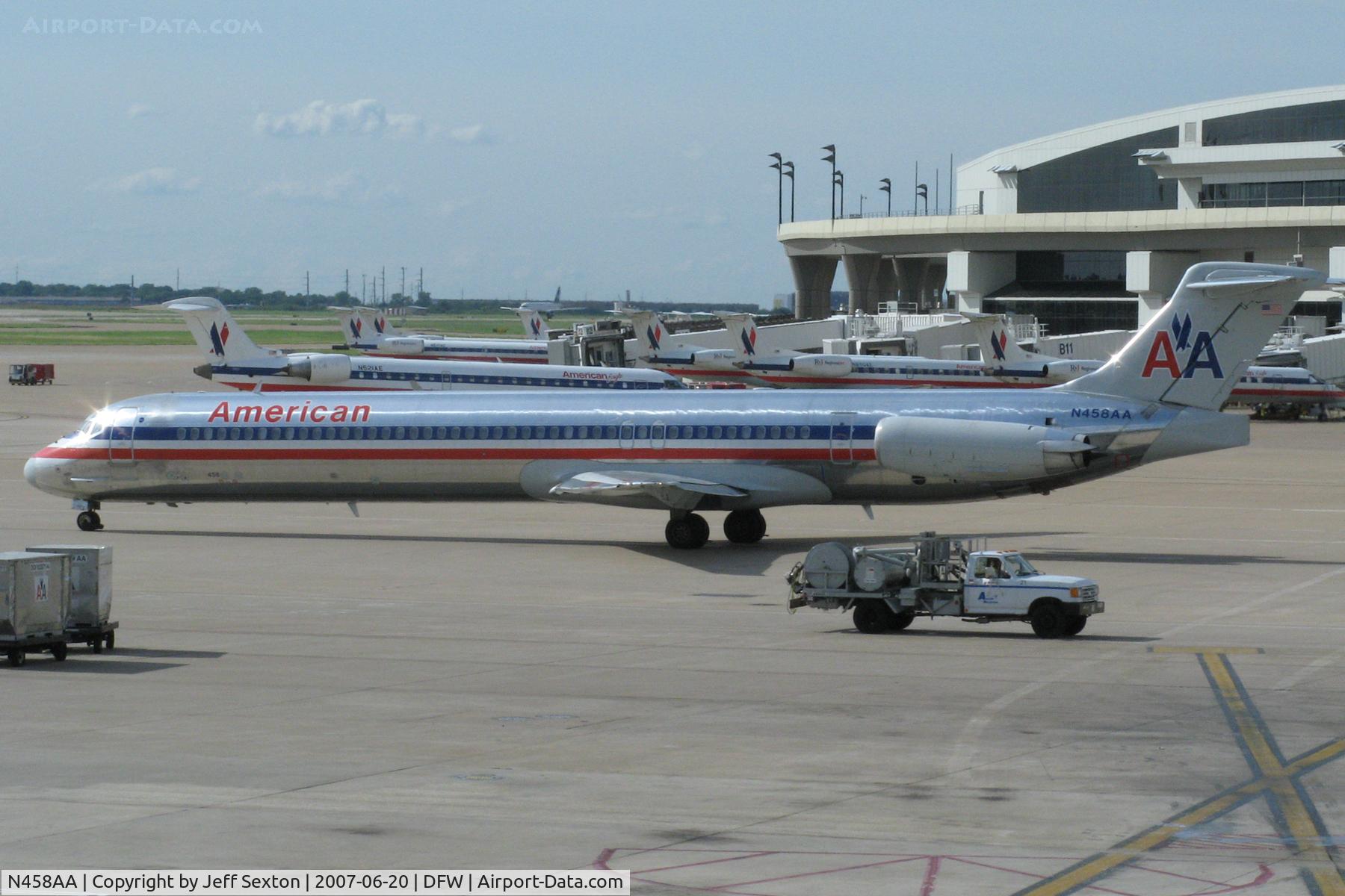 N458AA, 1988 McDonnell Douglas MD-82 (DC-9-82) C/N 49563, Taxiing at Dallas/Fort Worth