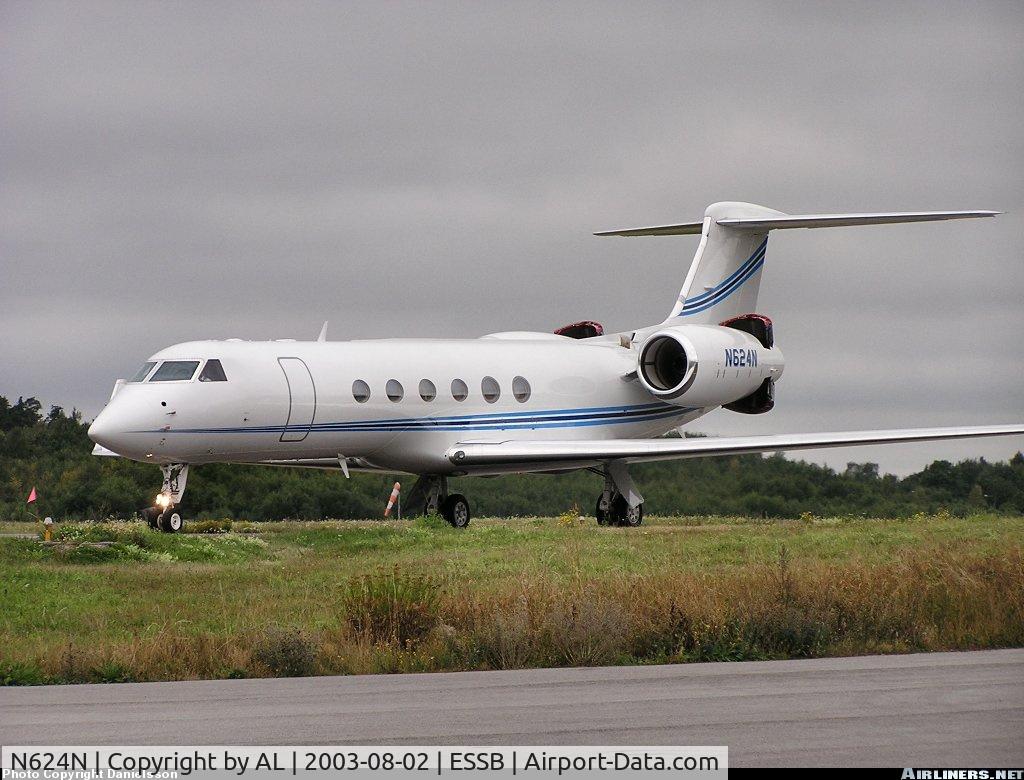 N624N, 2002 Gulfstream Aerospace G-V C/N 681, Taxi
