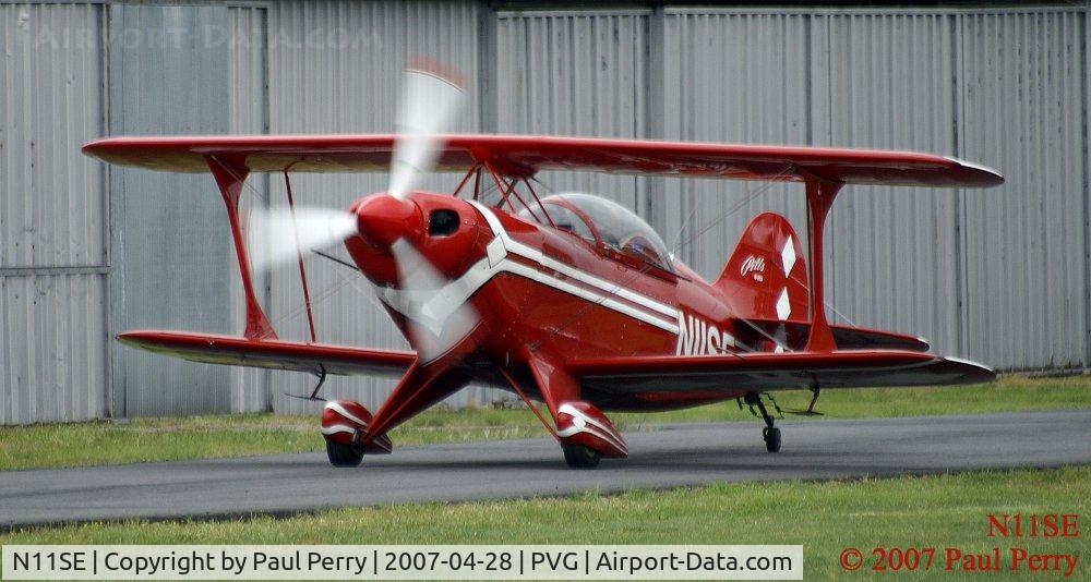 N11SE, 1986 Christen Pitts S-2B Special C/N 5099, Departing the hangar space