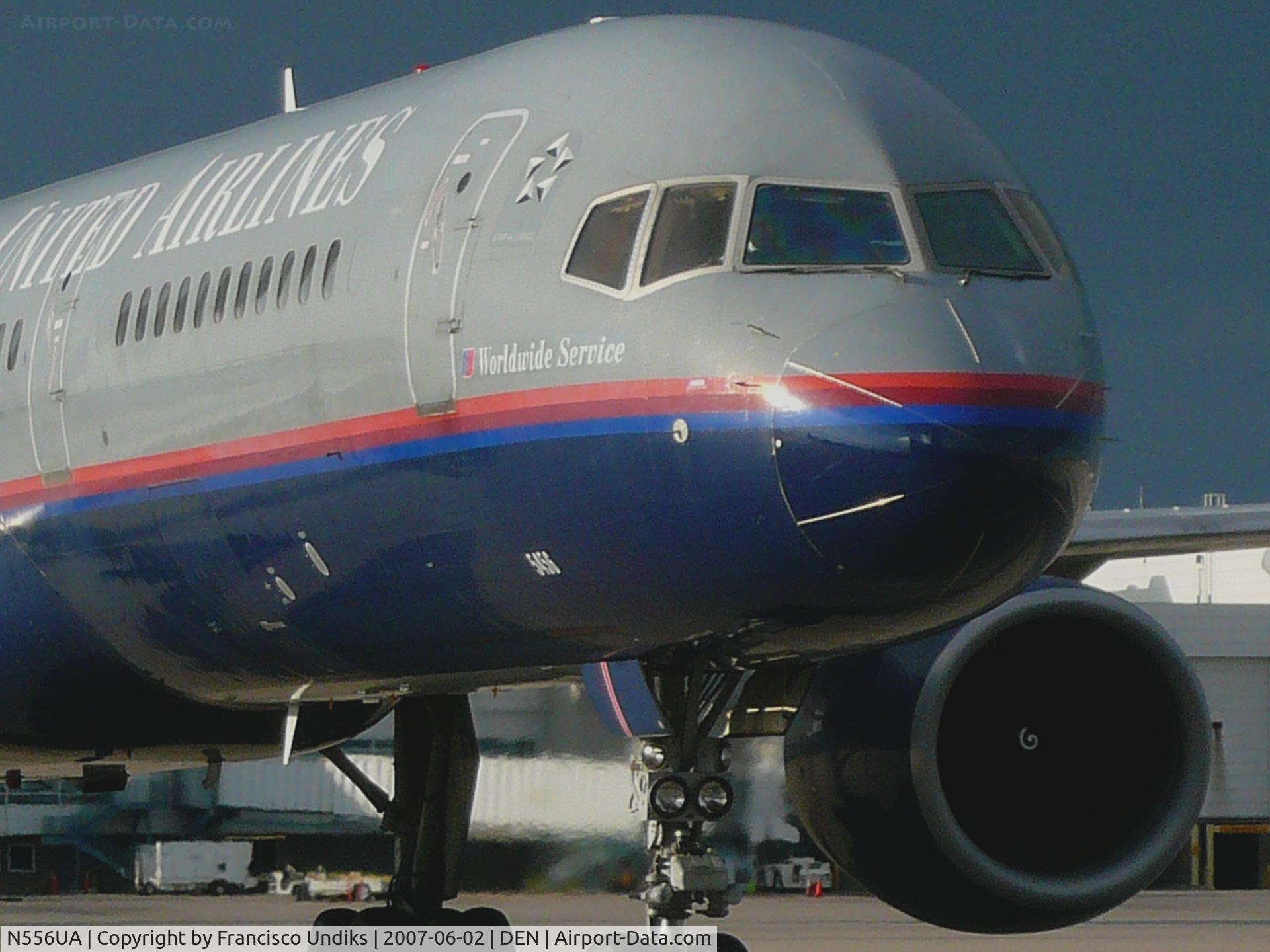 N556UA, 1992 Boeing 757-222 C/N 26650, Pulling in to B39