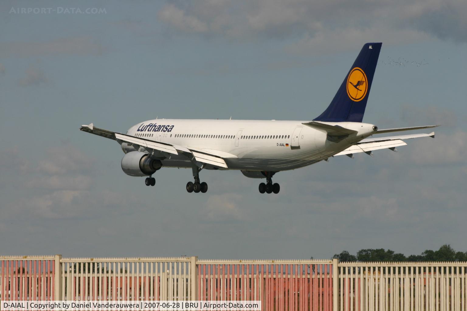 D-AIAL, 1987 Airbus A300B4-603 C/N 405, shortly before landing on rwy 25L