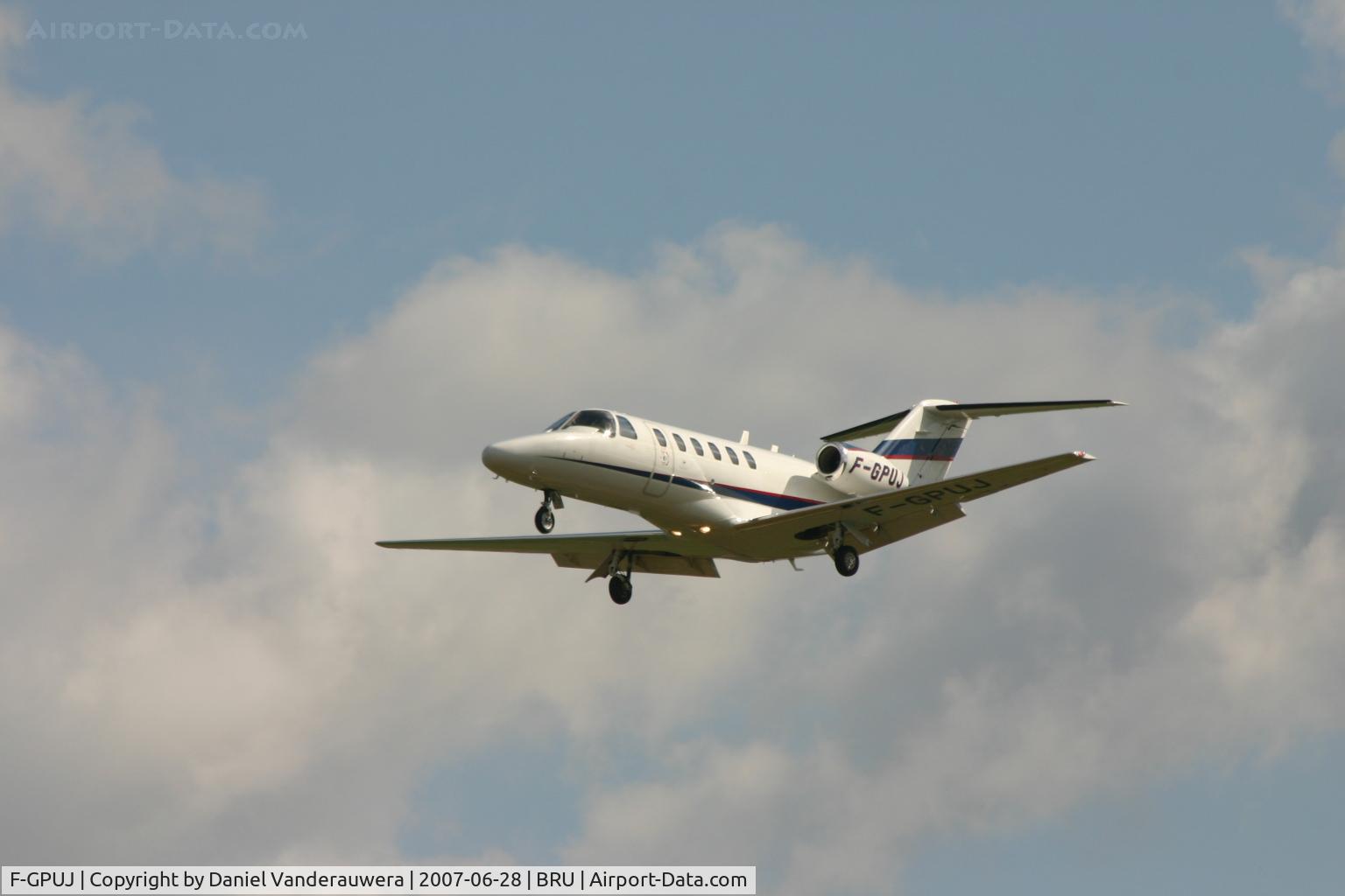 F-GPUJ, 2003 Cessna 525A CitationJet CJ2 C/N 525A-0169, descending to rwy 25L
