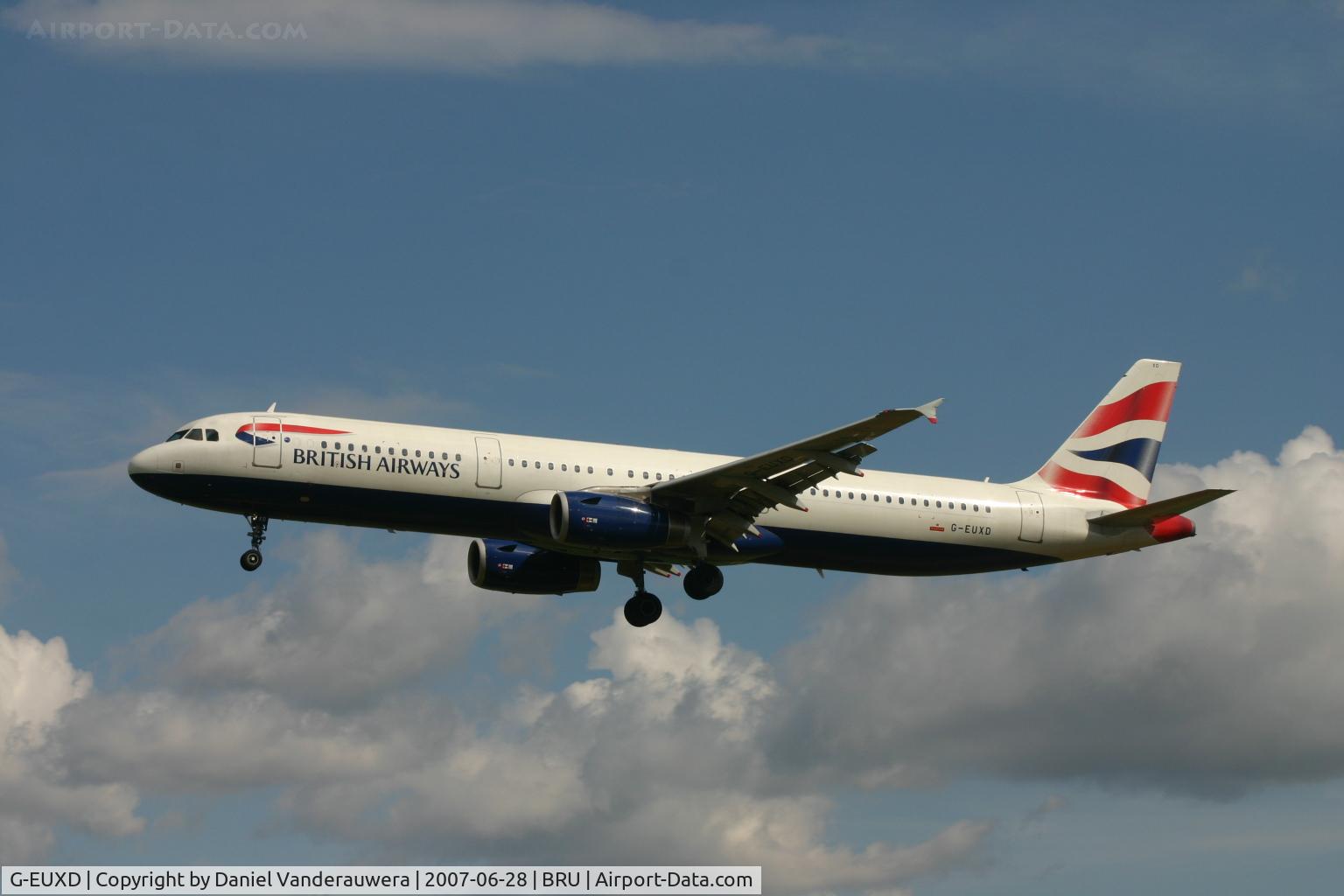 G-EUXD, 2004 Airbus A321-231 C/N 2320, flight BA392 is descending to rwy 25L