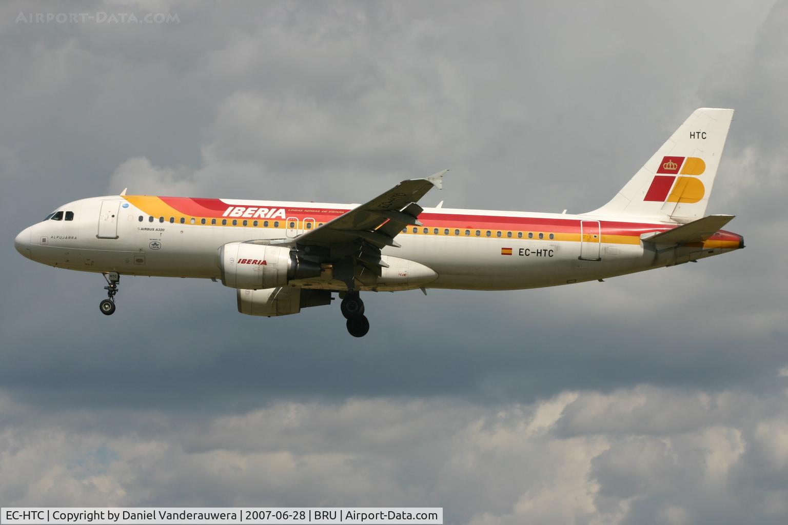 EC-HTC, 2001 Airbus A320-214 C/N 1540, flight IB4220 is descending to rwy 25L